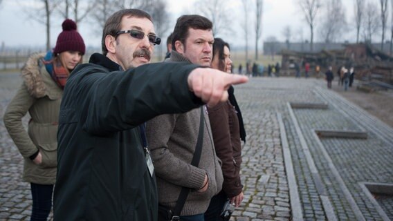 Teilnehmer einer Führung durch die KZ-Gedenkstätte Auschwitz-Birkenau © NDR.de Foto: Christian Spielmann