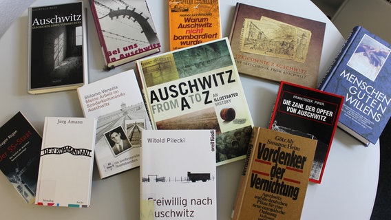 Bücher zum Thema Auschwitz und Holocaust  Foto: Oliver Diedrich