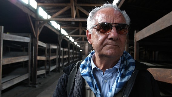 Der KZ-Überlebende Shlomo Venezia steht im Jahr 2004 in einer Gefangenen-Baracke in Auschwitz-Birkenau © picture-alliance / Godong Foto: Philippe Lissac