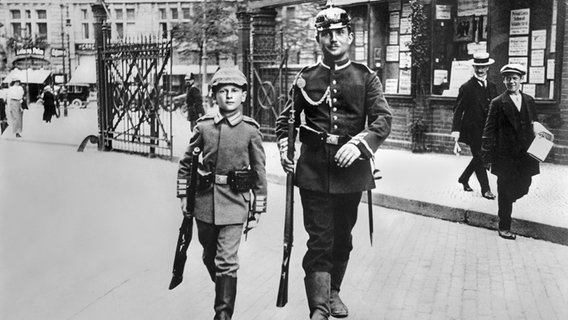 Ein Sohn in Uniform mit seinem uniformierten Vater im Jahr 1914 © picture alliance 