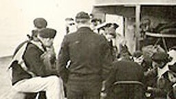 3. Mai 1945: Mannschaft mit Schwimmwesten an Bord der MS Skagerrak.  