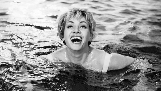 Die Schauspielerin Ruth Leuwerik in "Die Stunde die du glücklich bist" (1961) © picture alliance 