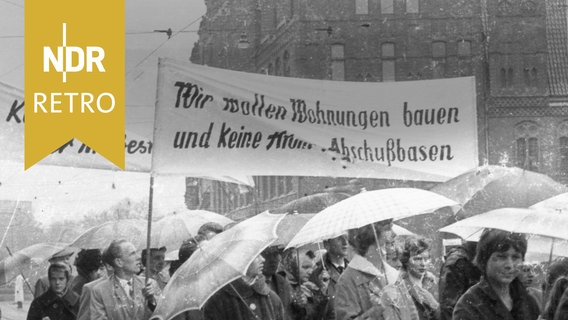 NDR Retro: Demonstranten mit einem Transparent "Wir wollen Wohnungen bauen und keine Atom-Abschußbasen" © IMAGO Foto: Klaus Rose