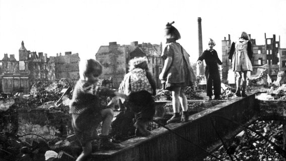 Kinder spielen 1946 in den Trümmern von Hamburg. © picture-alliance / dpa Foto: dpa