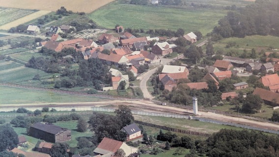 Luftaufnahme der Grenze zwischen Zicherie und Böckwitz in den 80er Jahren  Foto: Michael Latz