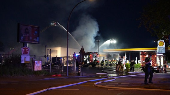 Löscharbeiten an einer brennenden Tankstelle in Hamburg-Hammerbrook. © NDR Foto: Finn Kessler