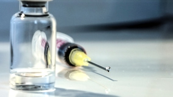 Eine Impfdosis und eine Spritze © Colourbox Foto: Beneda Miroslav
