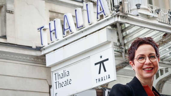 Sonja Anders steht vor dem Eingang des Hamburger Thalia Theaters. © picture alliance / dpa Foto: Christian Charisius