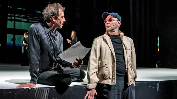 André Szymanski und Tim Porath in einer Szene © Krafft Angerer/Thalia Theater Foto: Krafft Angerer