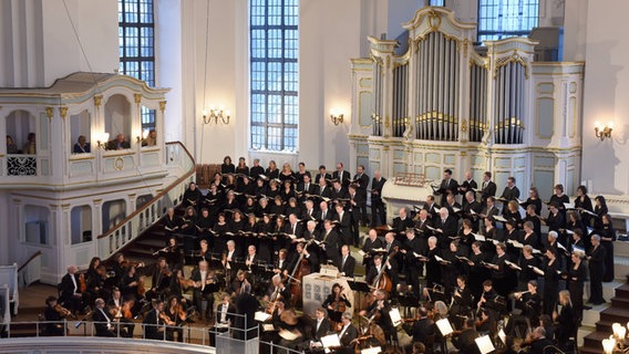 Der Chor St. Michaelis wird seit 2020 von Michel-Kantor Jörg Endebrock geleitet. © Michael Zapf Foto: Michael Zapf