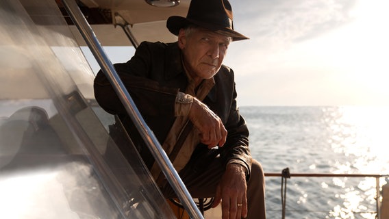 Harrison Ford als Indiana Jones auf einem Boot in "Indiana Jones und das Rad des Schicksals" von James Mangold, ab 2023 im Kino © 2022 Lucasfilm Ltd. & TM. All Rights Reserved. Foto: Jonathan Olley