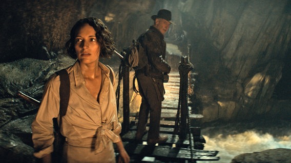 Helena und "Indy" in einer Höhle - Szene mit Harrison Ford und Phoebe Waller-Bridge aus "Indiana Jones und das Rad des Schicksals" © 2022 Lucasfilm Ltd Foto: Jonathan Olley