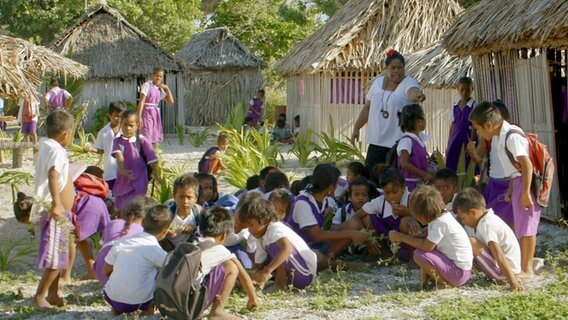 Eine Alltagsszene auf Kiribati © picture alliance/dpa 