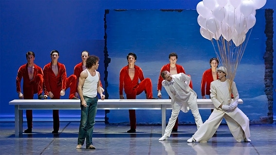 Tänzer Carsten Jung als "Liliom", Edvin Revazov und Sasha Riva (von links) © picture alliance / dpa Foto: Markus Scholz