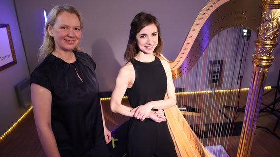 Zwei Frauen stehen nebeneinander, rechts neben ihnen steht eine Harfe. © Tim Piotraschke / NDR Foto: Tim Piotraschke / NDR