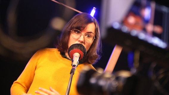 Die Sängerin CLEO singt live im Studio von NDR Kultur in der Sendung Kultur à la carte Live © NDR Foto: Claudius Hinzmann