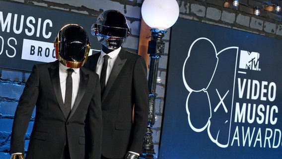 Die Gruppe Daft Punk mit Masken bei den MTV Video Music Awards 2013 in New York © picture alliance / abaca | Lionel Hahn Foto: Lionel Hahn
