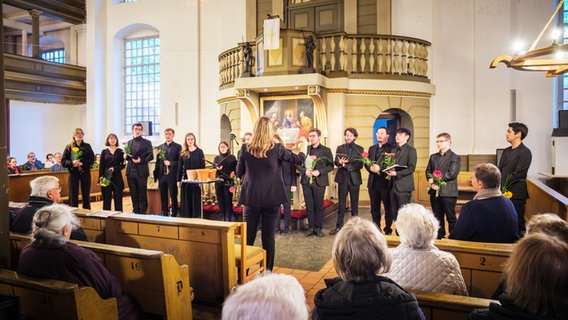 Sängerinnen und Sänger singen in einer Kirche © Heiko Preller Foto: Heiko Preller