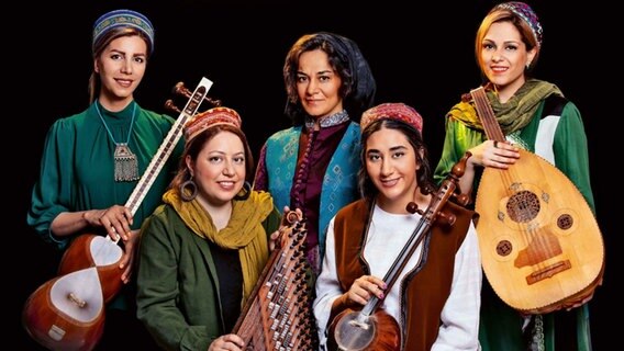 Fünf Frauen lächeln in die Kamera, vier von ihnen halten Instrumente in den Händen. © Farhad Bazazian Foto: Farhad Bazazian
