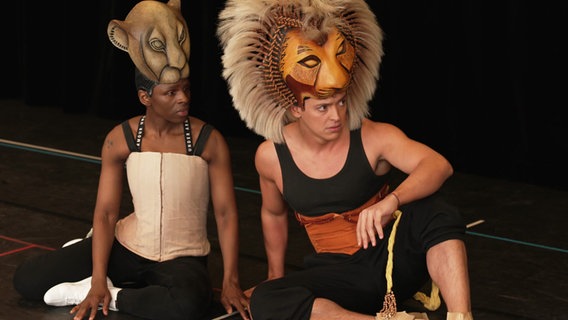 Nokwanda Khuzwayo und Gonzalo Campos als Nala und Simba bei einer öffentlichen Probe zum "König der Löwen". © Hamburg Journal Foto: Danny Marques Marcalo
