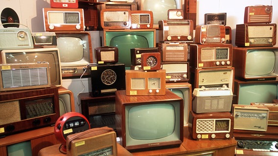 Sammlung von alten Fernsehgeräten, Radios und Radioweckern. © dpa - Bildarchiv 