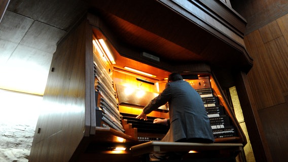 Der Organist Johannes Unger spielt am 08.02.2011 in Lübeck an der Orgel in der Marienkirche. Ungers Arbeitsplatz ist in rund 20 Metern Höhe die Orgel von St. Marien zu Lübeck. © picture alliance / dpa Foto: Angelika Warmuth