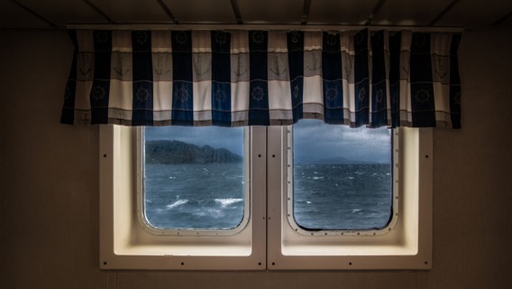 Blick aus einem Schiffsfenster auf die stürmische See. © Patrick John / photocase.de Foto: Patrick John