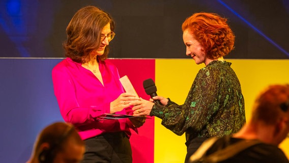 NDR Programmdirektorin Katja Marx übergibt Teresa Bücker den NDR Sachbuchpreis. © NDR Foto: Axel Herzig