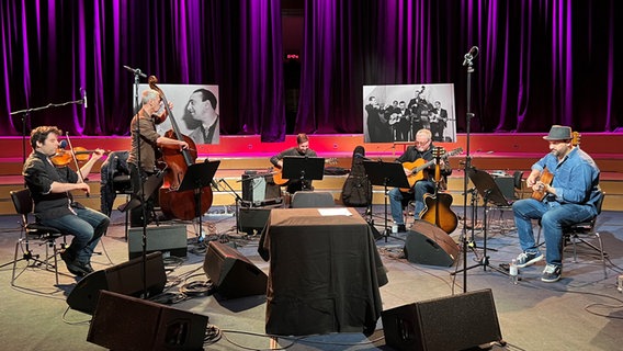 Fünf Musiker sind auf einer Bühne © NDR/Stefan Gerdes 