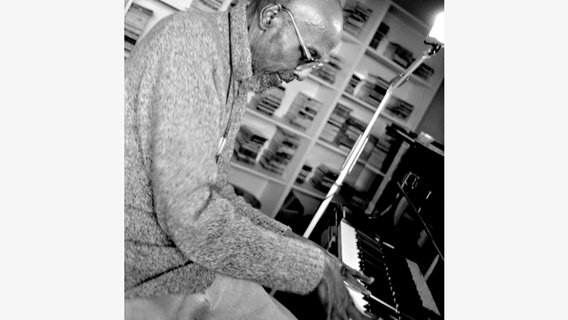 Ein schwarz-weißes Bild von Horace Parlan am Piano © Stephen Freiheit Foto: Stephen Freiheit