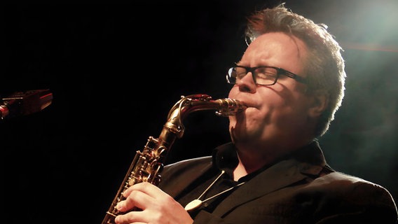 Uwe Steinmetz spielt mit geschlossenen Augen Saxofon. © Uwe Steinmetz 