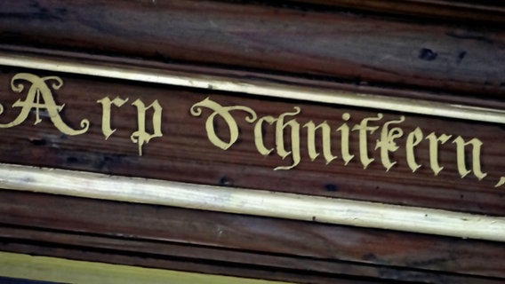 Schnitgers Name auf der Orgelempore von Steinkirchen © Hans-Heinrich Raab Foto: Hans-Heinrich Raab