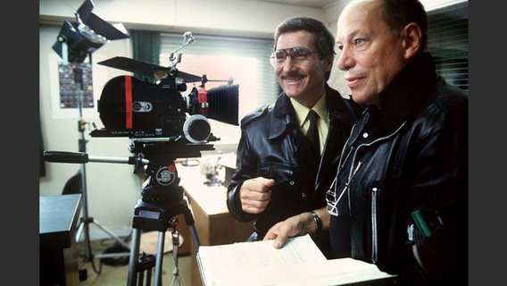 Regisseur Jürgen Roland (rechts) während der Dreharbeiten zur ARD-Serie "Großstadtrevier" im Jahr 1986, mit Freddy Quinn © dpa Foto: Chris Pohlert