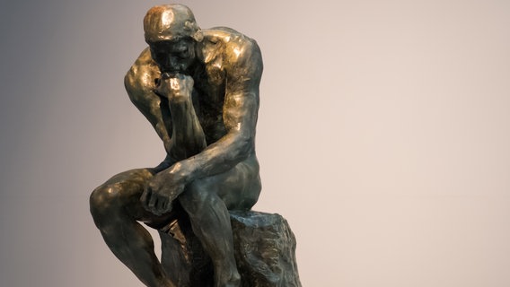 Die Plastik "Der Denker" des Bildhauers Auguste Rodin.  