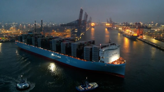 Das Containerschiff "Ane Maersk" wird in den Hamburger Hafen geschleppt. © NDR Foto: Peter Kleffmann
