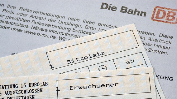 Fahrkarten der Deutschen Bahn. © Imago 