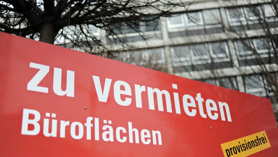 "Büroflächen zu vermieten" steht auf einem Schild vor einem Gebäude. © picture alliance / dpa Foto: Andreas Gebert