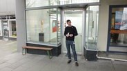 Gallery owner Kai Erdmann stands in front of his Galley at City-Hof. Photo: Marc-Oliver Rehrmann