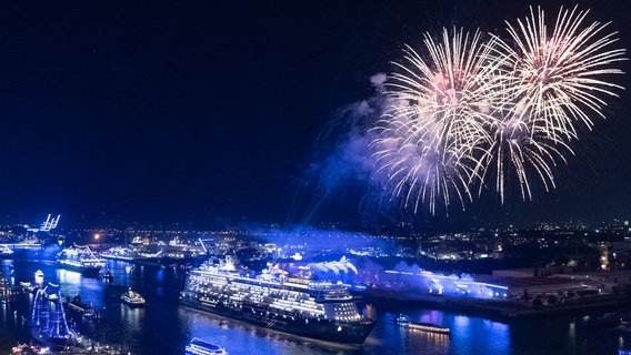 Die Parade der Kreuzfahrtschiffe bei den Hamburg Cruise Days auf der Elbe wird von einem Feuerwerk begleitet. © picture alliance / dpa Foto: Bodo Marks