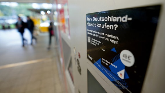 Ein Hinweisschild zum Erwerb eines Deutschlandtickets klebt an einem Fahrkartenautomaten des Hamburger U-Bahnhofs Schlump. © picture alliance / dpa Foto: Marcus Brandt
