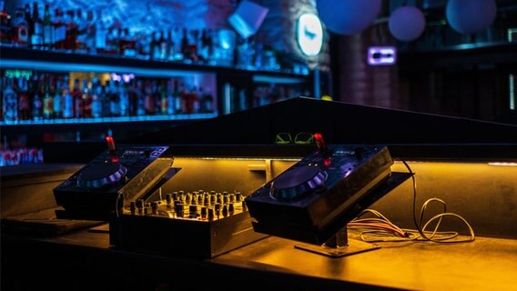 Ein DJ-Mischpult steht in einem Club. © picture alliance / Shotshop Foto: Addictive Stock