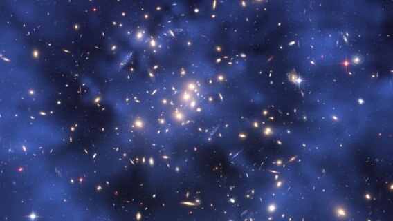 Ein Ring Dunkler Materie in einem fünf Milliarden Lichtjahre entfernten Galaxienhaufen im Sternbild Fische © picture alliance / NASA/Nasa/dpa Foto: Nasa