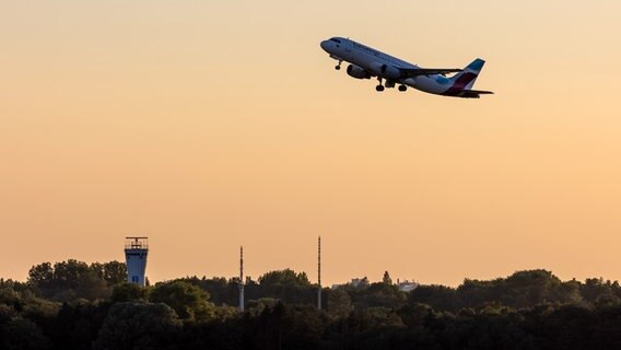 Ein Flugzeug startet am Hamburger Flughafen. © picture alliance/dpa Foto: Bodo Marks