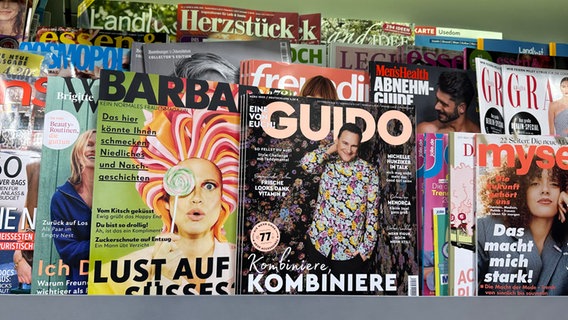 Zeitschriften liegen in einem Geschäft nebeneinander, darunter die Magazine "Barbara" und "Guido". © picture alliance Foto: Jörg Carstensen