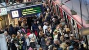 An overcrowded platform in Hamburg © picture alliance / dpa Photo: Bodo Marks