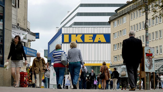 Hunderte Besucher stürmen am Tag der Eröffnung die Ikea-Filiale in Altona. © dpa Foto: Daniel Reinhardt