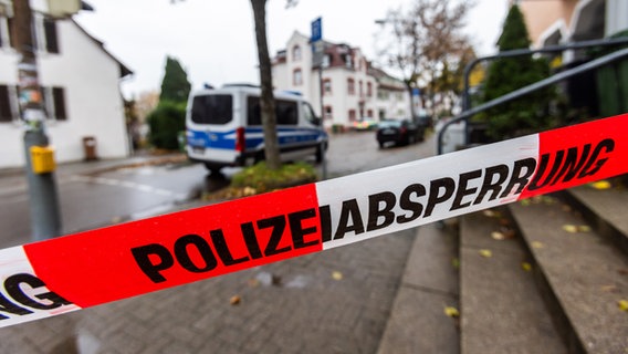 Ein Flatterband mit der Aufschrift "Polizeiabsperrung" hängt quer über einer Straße © picture alliance/dpa Foto: Philipp von Ditfurth
