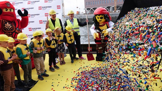 Die erste Lieferung von Tausenden von Lego-Steinen für das Lego Discovery Centre Hamburg wird bei einem Pressetermin ausgeschüttet. © Franziska Spiecker/dpa 