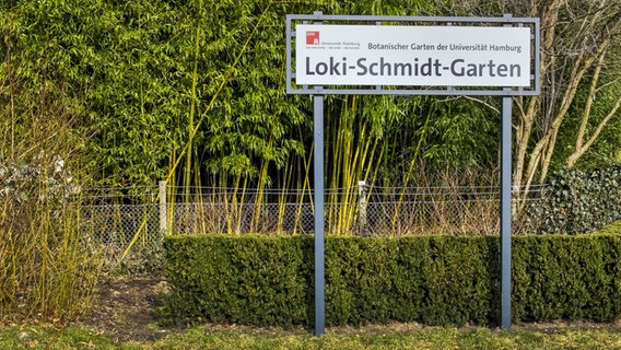 Ein Schild am Loki-Schmidt-Garten in Hamburg. © picture alliance / blickwinkel Foto: C. Kaiser