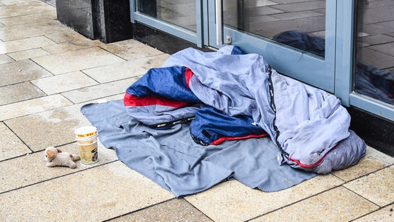 Schlafplatz eines Obdachlosen am Jungfernstieg in Hamburg. © picture alliance Foto: Winfried Rothermel